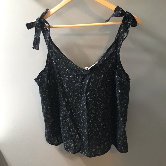 Universal Thread Tops - NWT! Universal thread navy top! Size L